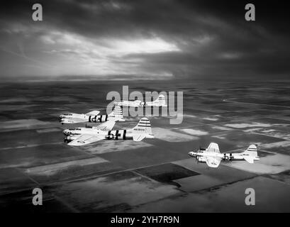 Boeing B-17 Flying Fortresses, un bombardier lourd quadrimoteur américain développé dans les années 1930 pour l'United States Army Air corps (USAAC). Bombardier rapide et volant de haut vol, le B-17 a été principalement utilisé sur le théâtre d'opérations européen et a largué plus de bombes que tout autre avion pendant la IIe Guerre mondiale. Il a été principalement employé par l'USAAF dans la composante de jour de la campagne de bombardement stratégique alliée sur l'Europe, complétant les bombardiers de nuit de la RAF Bomber Command dans l'attaque de cibles industrielles, militaires et civiles allemandes. Banque D'Images