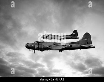 Boeing B-17E Flying Fortresses, un bombardier lourd quadrimoteur américain développé dans les années 1930 pour l'United States Army Air corps (USAAC). Bombardier rapide et volant de haut vol, le B-17 a été principalement utilisé sur le théâtre d'opérations européen et a largué plus de bombes que tout autre avion pendant la IIe Guerre mondiale. Il a été principalement employé par l'USAAF dans la composante de jour de la campagne de bombardement stratégique alliée sur l'Europe, complétant les bombardiers de nuit de la RAF Bomber Command dans l'attaque de cibles industrielles, militaires et civiles allemandes. Banque D'Images