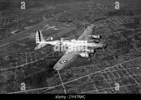 Photographié au-dessus de Seattle, un Boeing B-17A Flying Fortress, un bombardier lourd quadrimoteur américain développé dans les années 1930 pour le United States Army Air corps (USAAC). Le bombardier rapide et de haut vol, le B-17, a été principalement utilisé sur le théâtre d'opérations européen et a largué plus de bombes que tout autre avion pendant la IIe Guerre mondiale. Il a été principalement employé par l'USAAF dans la composante de jour de la campagne de bombardement stratégique alliée sur l'Europe, complétant les bombardiers de nuit de la RAF Bomber Command dans l'attaque de cibles industrielles, militaires et civiles allemandes. Banque D'Images