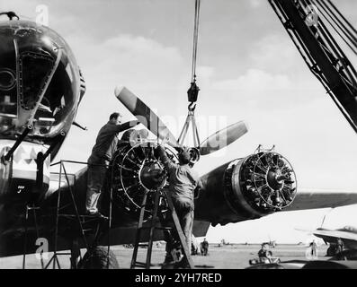 L'équipe au sol de l'USAAF travaille sur un Boeing B-17 Flying Fortresses à la RAF Manston, dans le Kent, en Angleterre. Le bombardier lourd quadrimoteur américain a été développé dans les années 1930 pour l'United States Army Air corps (USAAC). Bombardier rapide et de haut vol, le B-17 a été principalement utilisé sur le théâtre d'opérations européen et a largué plus de bombes que tout autre avion pendant la IIe Guerre mondiale. Il a été principalement employé par l'USAAF dans la composante de jour de la campagne de bombardement stratégique alliée sur l'Europe, complétant les bombardiers de nuit du RAF Bomber Command dans l'attaque industrielle, militaire et civile allemande Banque D'Images