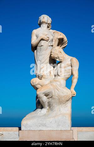 Statue en marbre d'Antonio Bassi, faisant partie du Monumento ai Caduti della Grande Guerra dans la Villa Comunale de Trani, en hommage aux soldats de la première Guerre mondiale, en Italie Banque D'Images