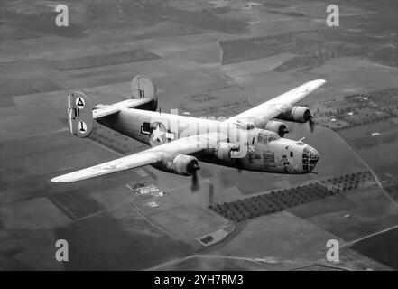 Un Consolidated B-24 Liberator, un bombardier lourd américain, du Groupe de bombardement de 98. L'aile Davis très efficace a donné au Liberator une vitesse de croisière élevée, une longue portée et la capacité de transporter une lourde charge de bombes. Il a été largement utilisé pendant la seconde Guerre mondiale et le pilier de la campagne de bombardement stratégique américaine sur le théâtre d'Europe occidentale. En raison de sa portée, il s'est avéré utile dans les opérations de bombardement dans le Pacifique, y compris le bombardement du Japon. Avec environ 18 500 unités, c'est le bombardier, le bombardier lourd, l'avion multimoteur et l'avion militaire américain le plus produit au monde dans l'histoire. Banque D'Images