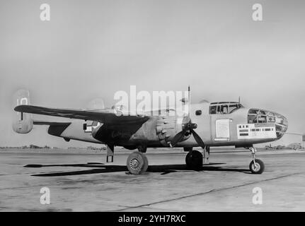 Un B-25 Mitchell nord-américain, un bombardier moyen américain du 12th Bomb Group. Introduit en 1941 et utilisé par de nombreuses forces aériennes alliées pour servir dans tous les théâtres de la seconde Guerre mondiale. L'avion a participé à la campagne d'Afrique du Nord, à l'invasion de la Sicile et de l'Italie. La RAF a reçu près de 900 Mitchells en 1943, initialement pour bombarder des cibles en Europe occupée, mais après l'invasion de la Normandie, la RAF et la France ont utilisé Mitchells pour soutenir les Alliés en Europe. Cependant, la plupart des B-25 étaient en service aux États-Unis et utilisés dans la guerre contre le Japon en Asie et dans le Pacifique. Banque D'Images