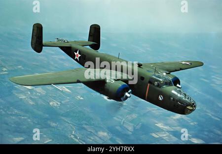 Un B-25 Mitchell nord-américain du 17th Bomb Group. Bombardier moyen américain, introduit en 1941, il a été utilisé par de nombreuses forces aériennes alliées pour servir sur tous les théâtres de la seconde Guerre mondiale. L'avion a participé à la campagne d'Afrique du Nord, à l'invasion de la Sicile et de l'Italie. La RAF a reçu près de 900 Mitchells en 1943, initialement pour bombarder des cibles en Europe occupée, mais après l'invasion de la Normandie, la RAF et la France ont utilisé Mitchells pour soutenir les Alliés en Europe. Cependant, la plupart des B-25 étaient en service aux États-Unis et utilisés dans la guerre contre le Japon en Asie et dans le Pacifique. Banque D'Images