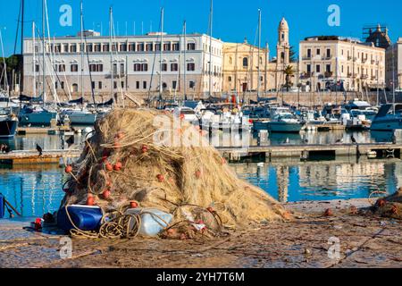 Filets de pêche dans le vieux port de Trani, Italie Banque D'Images