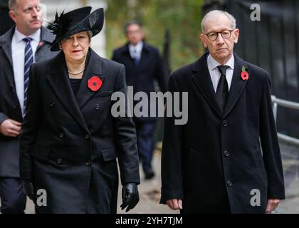 Theresa May, baronne May, ancienne première ministre, avec son mari Philip May marchant dans Downing Street sur le chemin de la cérémonie du dimanche du souvenir à Whitehall à Westminster. Banque D'Images