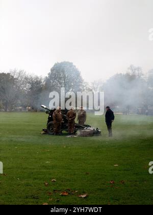 East Ham, Newham, Royaume-Uni. 10 novembre 2024 le défilé local annuel, suivi d'un service et de minutes de silence, a été observé aujourd'hui alors que le député Sir Stephen Timms, le maire Rokhsana Fiaz et des militaires locaux et d'autres groupes se sont déroulés le long de la High Street South, de l'hôtel de ville au cénotaphe de Central Park, East Ham. © Simon King/ Alamy Live News Banque D'Images