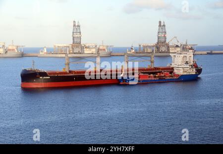 "Es leader" un cargo vraquier ancré aux côtés de "Tethys" un pétrolier de produits chimiques/pétroliers à Las Palmas de Gran Canaria, aux îles Canaries. UE. Banque D'Images