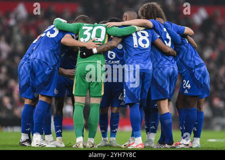 Les joueurs de Leicester City forment un caucus avant le match de premier League Manchester United vs Leicester City à Old Trafford, Manchester, Royaume-Uni, le 10 novembre 2024 (photo de Craig Thomas/News images) Banque D'Images