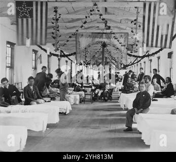 Hôpital Armory Square, Washington. Créé entre 1863 et 65. Photographe inconnu. Anciennement attribué à Mathew Brady. Après la première bataille terrestre à Bull Run, l'Union et la Confédération voient le besoin de grands hôpitaux. Le président des États confédérés Jefferson Davis agit en premier et commence la construction de cinq hôpitaux près de Richmond, en Virginie, en 1861 ; le plus grand d'entre eux, Chimborazo, aurait traité environ soixante-seize mille patients pendant la guerre. Dans le Nord, la construction ne commença qu'en 1862, mais en deux ans, le président Lincoln fit construire 187 hôpitaux généraux, dont 1 Banque D'Images