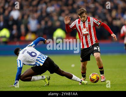 Sydie Peck de Sheffield United (à droite) et Dominic Iorfa de Sheffield Wednesday (à gauche) se battent pour le ballon lors du Sky Bet Championship match à Bramhall Lane, Sheffield. Date de la photo : dimanche 10 novembre 2024. Banque D'Images