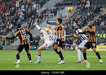 Torbjorn Heggem de West Bromwich Albion (au centre gauche) tente un tir acrobatique au but lors du Sky Bet Championship match au MKM Stadium de Hull. Date de la photo : dimanche 10 novembre 2024. Banque D'Images