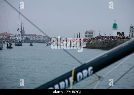 Ambiance chenal avant le départ du Vendée Globe 2024-2025, 10e édition de la course de yacht tour du monde en solo, le 9 novembre 2024 aux Sables-d&#39;Olonne, France Banque D'Images