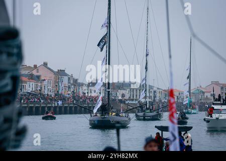 Ambiance chenal avant le départ du Vendée Globe 2024-2025, 10e édition de la course de yacht tour du monde en solo, le 9 novembre 2024 aux Sables-d&#39;Olonne, France Banque D'Images