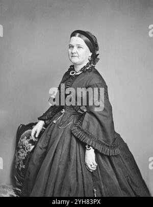 Mary Todd Lincoln vers 1862-63-64. Par Mathew Brady. De 'Donna D. McCreary, première dame à la mode : la garde-robe victorienne de Mary Lincoln' - cette robe en soie noire date probablement de 1864 alors que Mary était en deuil pour son frère Levi. La seule bordure était simple mais à la mode – plissée sur les manches et le devant du corsage et fine bordure tressée en haut des manches. Donna McCreary a noté que cette robe « est un excellent exemple de la façon dont, pendant son chagrin, [Mary] a maintenu une garde-robe à la mode dans les mandats des normes sociales ». Banque D'Images
