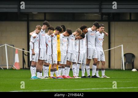 Landore, Swansea, pays de Galles. 9 novembre 2024. Les joueurs de moins de 16 ans de Swansea City observent une minute de silence pour marquer le souvenir dimanche avant le match de la Ligue de développement professionnel des moins de 18 ans entre Swansea City et Millwall au JOMA High performance Centre à Landore, Swansea, pays de Galles, Royaume-Uni le 9 novembre 2024. Crédit : Duncan Thomas/Majestic Media. Banque D'Images