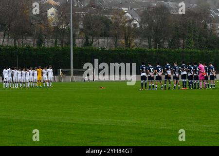 Landore, Swansea, pays de Galles. 9 novembre 2024. Les joueurs de Swansea City et Millwall observent une minute de silence pour marquer le souvenir dimanche avant le match de la Ligue de développement professionnel des moins de 18 ans entre Swansea City et Millwall au JOMA High performance Centre à Landore, Swansea, pays de Galles, Royaume-Uni le 9 novembre 2024. Crédit : Duncan Thomas/Majestic Media. Banque D'Images