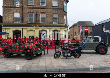 Commémoration dimanche commémoratif devant le pub Park Tavern à Southend on Sea, Essex, Royaume-Uni, avec des véhicules militaires et des coquelicots Banque D'Images