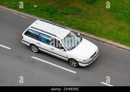 OSTRAVA, TCHÉQUIE - 13 JUILLET 2024 : Volkswagen Passat B4 variante break blanche, conduite sur épave avec effet de flou de mouvement Banque D'Images