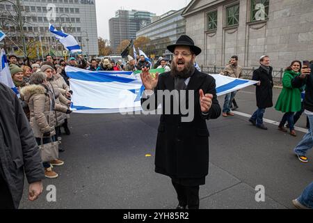 Des manifestants se sont rassemblés sur la Wittenbergplatz de Berlin le dimanche 10 novembre 2024, pour exiger des protections plus solides pour les communautés juives en Allemagne, alors que les incidents antisémites augmentent dans le monde entier à la suite des attaques terroristes du Hamas contre Israël le 7 octobre 2023. Le rassemblement, organisé sous le slogan « pour une vie sans peur : protéger la vie juive, assez c'est assez », a mis en évidence une recrudescence des incidents antisémites à travers l'Europe, y compris l'Allemagne et les pays-Bas, où les institutions et les individus juifs sont de plus en plus visés. La manifestation a eu lieu à l'occasion du 86e anniversaire de Kristallna Banque D'Images