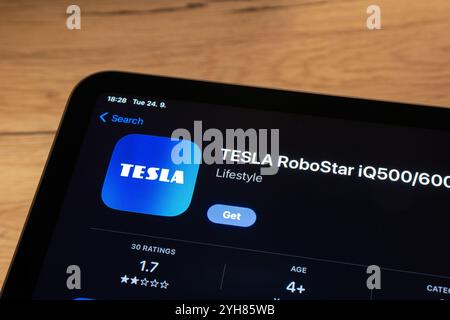 OSTRAVA, TCHÉQUIE - SEPTERMBER 24, 2024 : App Store avec l'application mobile Tesla RoboStar pour contrôler les aspirateurs robotisés Banque D'Images