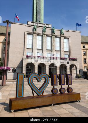 OSTRAVA, RÉPUBLIQUE TCHÈQUE - 26 AOÛT 2024 : logo I love Ostrava devant l'hôtel de ville Banque D'Images