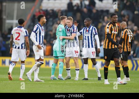 Torbjorn Heggem de West Bromwich Albion (au centre droit) célèbre avec ses coéquipiers après le match du Sky Bet Championship au MKM Stadium, Hull. Date de la photo : dimanche 10 novembre 2024. Banque D'Images