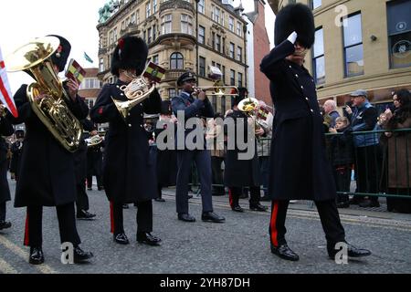 Remembrance Sunday, Veterans, Troops, Band of Royal Regiment Fusiliers prennent part à Remembrance Sunday Parade & Wreath Ling at Royal Tank Regiment War Memorial, Church of ont mis War Memorial, Newcastle upon Tyne, UK, 10 novembre 2024, crédit : DEW/Alamy Live News Banque D'Images