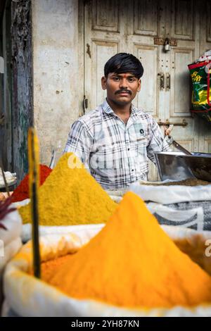 Portrait d'un vendeur de rue vendant des espèces, Ambaji, Gujarat, Inde Banque D'Images