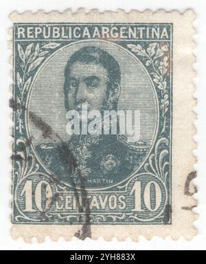 ARGENTINE - 1909 janvier : timbre-poste gris-vert à 10 centavos représentant le portrait de José Francisco de San Martin y Matorras (1778-1850), connu sous le nom de libérateur de l'Argentine, du Chili et du Pérou. Général argentin et chef principal des parties méridionales et centrales de la lutte réussie de l'Amérique du Sud pour l'indépendance de l'Empire espagnol qui a servi comme protecteur du Pérou. Né à Yapeyú, Corrientes, dans l'Argentine moderne, il quitte la vice-royauté de la Río de la Plata à l'âge de sept ans pour étudier à Málaga, en Espagne Banque D'Images