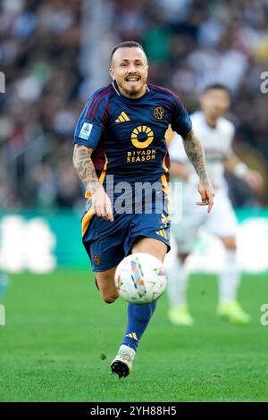 Rome, Italie. 10 novembre 2024. Angelino de L'AS Roma lors du match de Serie A Enilive entre L'AS Roma et le Bologna FC au Stadio Olimpico le 10 novembre 2024 à Rome, Italie. Crédit : Giuseppe Maffia/Alamy Live News Banque D'Images