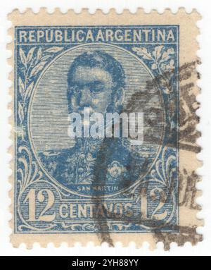 ARGENTINE - 1909 février 2010 : timbre-poste bleu foncé à 12 centavos représentant le portrait de José Francisco de San Martin y Matorras (1778-1850), connu sous le nom de libérateur de l'Argentine, du Chili et du Pérou. Général argentin et chef principal des parties méridionales et centrales de la lutte réussie de l'Amérique du Sud pour l'indépendance de l'Empire espagnol qui a servi comme protecteur du Pérou. Né à Yapeyú, Corrientes, dans l'Argentine moderne, il quitte la vice-royauté de la Río de la Plata à l'âge de sept ans pour étudier à Málaga, en Espagne Banque D'Images