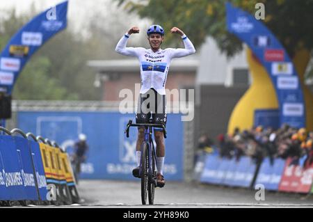 Lokeren, Belgique. 10 novembre 2024. Le belge Thibau Nys photographié après avoir franchi la ligne d'arrivée de la course d'élite masculine du cyclocross 'Rapencross' à Lokeren, la deuxième course du X2O Badkamers Trophy, . BELGA PHOTO JASPER JACOBS crédit : Belga News Agency/Alamy Live News Banque D'Images