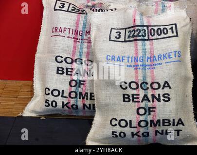 Paris, France. 10 novembre 2024. Sacs de fèves de cacao de Colombie exposés lors du salon du bon. Sous l’égide du chef étoilé Thierry Marx, le salon du bon ouvre ses portes pour sa première édition du 8 au 10 novembre 2024 à la Grande Halle de la Villette à Paris. Crédit : Bernard Menigault/Alamy Live News Banque D'Images