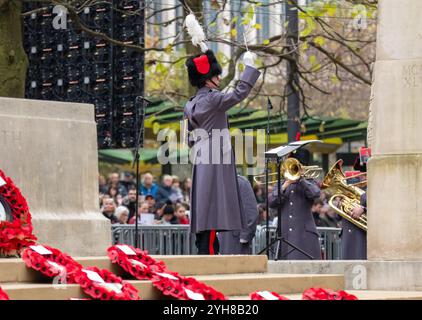 Manchester, Royaume-Uni. 10 novembre 2024. Des membres du public se sont joints pour observer les vétérans militaires, le personnel militaire, la police et les dignitaires au service du dimanche du souvenir, cénotaphe, St Peter's Square, Manchester, Royaume-Uni. Photo : Garyroberts/worldwidefeatures.com crédit : GaryRobertsphotography/Alamy Live News Banque D'Images