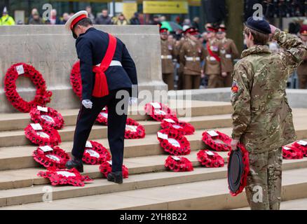 Manchester, Royaume-Uni. 10 novembre 2024. Des membres du public se sont joints pour observer les vétérans militaires, le personnel militaire, la police et les dignitaires au service du dimanche du souvenir, cénotaphe, St Peter's Square, Manchester, Royaume-Uni. Photo : Garyroberts/worldwidefeatures.com crédit : GaryRobertsphotography/Alamy Live News Banque D'Images