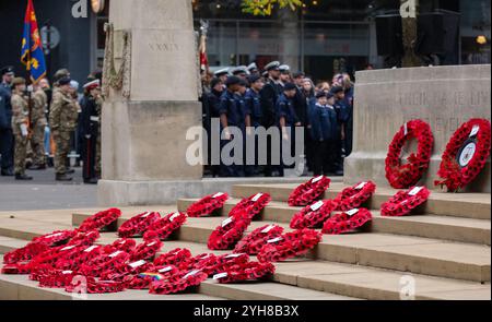 Manchester, Royaume-Uni. 10 novembre 2024. Des membres du public se sont joints pour observer les vétérans militaires, le personnel militaire, la police et les dignitaires au service du dimanche du souvenir, cénotaphe, St Peter's Square, Manchester, Royaume-Uni. Photo : Garyroberts/worldwidefeatures.com crédit : GaryRobertsphotography/Alamy Live News Banque D'Images