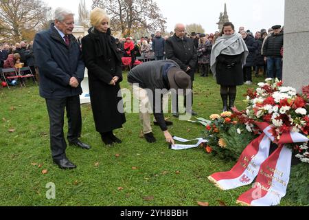 10 novembre 2024, Brandebourg, Potsdam : Joachim Gauck (de gauche à droite), ancien président fédéral, témoin contemporain et photographe Monika Schulz-Fieguth, Claus Peter Ladner de l'association de soutien 'Lindenstraße 54' et Manja Schüle, ministre de la culture du Brandebourg, commémorent l'ouverture du pont de Glienicke en 1989 au mémorial du pont de Glienicke. Il y a 35 ans aujourd'hui, les citoyens de la RDA ont pu franchir le pont vers Berlin-Ouest sans formalités pour la première fois. L'événement commémoratif est organisé par le Fördergemeinschaft Lindenstraße 54 et la capitale de l'État, Potsdam. Photo : Banque D'Images