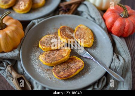 Pile de crêpes aux épices à la citrouille Banque D'Images