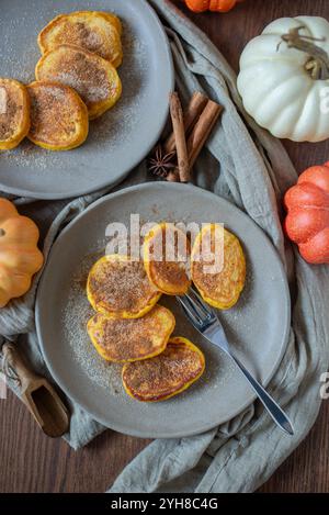 Pile de crêpes aux épices à la citrouille Banque D'Images