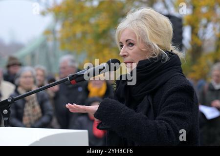 Potsdam, Allemagne. 10 novembre 2024. Monika Schulz-Fieguth, témoin contemporain et photographe, prendra la parole lors de l’événement commémoratif de l’ouverture du pont Glienicke en 1989. Il y a 35 ans aujourd'hui, les citoyens de la RDA ont pu franchir le pont vers Berlin-Ouest sans formalités pour la première fois. L'événement commémoratif est organisé par le Fördergemeinschaft Lindenstraße 54 et la capitale de l'État, Potsdam. Crédit : Michael Bahlo/dpa/Alamy Live News Banque D'Images