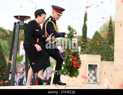 Floriana, Malte. 10 novembre 2024. La présidente maltaise Myriam Spiteri Debono (à gauche) dépose une couronne au monument aux morts lors de la cérémonie du jour du souvenir à Floriana, Malte, le 10 novembre 2024. Malte a célébré le jour du souvenir en mémoire des victimes qui ont sacrifié leur vie dimanche pendant les deux guerres mondiales. Crédit : Jonathan Borg/Xinhua/Alamy Live News Banque D'Images