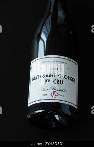 Bouteille de vin rouge nuits-Saint-Georges 1er premier cru de Beaune, Bourgogne, France. Studio tourné sur fond noir. Copenhague, Danemark - novembre Banque D'Images