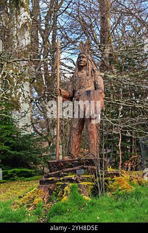 'Native American sculpture' par Peter Bowsher 2016. Jardin botanique de Dawyck, Stobo, près de Peebles, Scottish Borders, Écosse, Kimgdom Uni, Europe. Banque D'Images