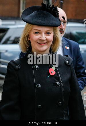 Downing Street, Londres, Royaume-Uni, 10 novembre 2024. Liz Truss, ancienne première ministre du Royaume-Uni et ancienne chef du Parti conservateur. Des politiciens, y compris d'anciens premiers ministres, sont vus marcher dans Downing Street en route pour assister à la cérémonie du dimanche du souvenir à Whitehall à Westminster. Crédit : Imageplotter/Alamy Live News Banque D'Images