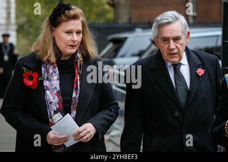 Downing Street, Londres, Royaume-Uni, 10 novembre 2024. Gordon Brown, ancien premier ministre et ancien chef du Parti travailliste, avec son épouse Sarah Brown. Des politiciens, y compris d'anciens premiers ministres, sont vus marcher dans Downing Street en route pour assister à la cérémonie du dimanche du souvenir à Whitehall à Westminster. Crédit : Imageplotter/Alamy Live News Banque D'Images