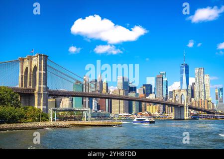 Vue épique de New York City et du pont de Brooklyn depuis Brooklyn, États-Unis d'Amérique Banque D'Images