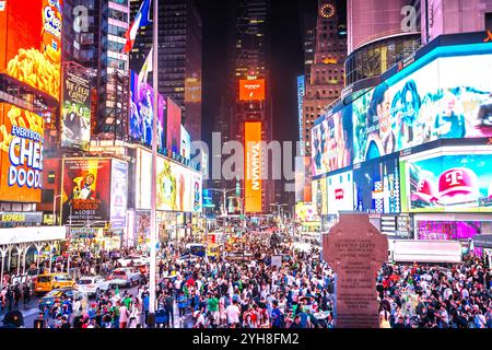 New York City, USA, 16 septembre 2024 : Times Square à New York City vue en soirée. Célébration du jour de l'indépendance du Mexique. Place centrale lumières de la ville et Banque D'Images