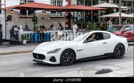 Miami Beach, Floride États-Unis - 6 juin 2024 : 2018 Maserati GranTurismo blanc à miami Beach. Maserati GranTurismo à Ocean Drive. Banque D'Images