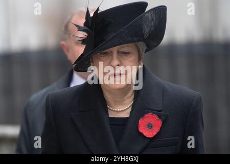 Londres, Royaume-Uni. 10 novembre 2024. L’ancienne première ministre Theresa May arrive à Downing Street pour assister à un service du dimanche commémoratif à Whitehall commémorant la contribution des militaires et civils britanniques et du Commonwealth, hommes et femmes, aux deux guerres mondiales et au conflit ultérieur. Crédit : Justin Ng/Alamy Live News. Banque D'Images